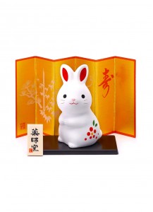 Малый кролик (символ 2023 года) с ширмой от Yakushigama –Красная слива– [80×45мм]